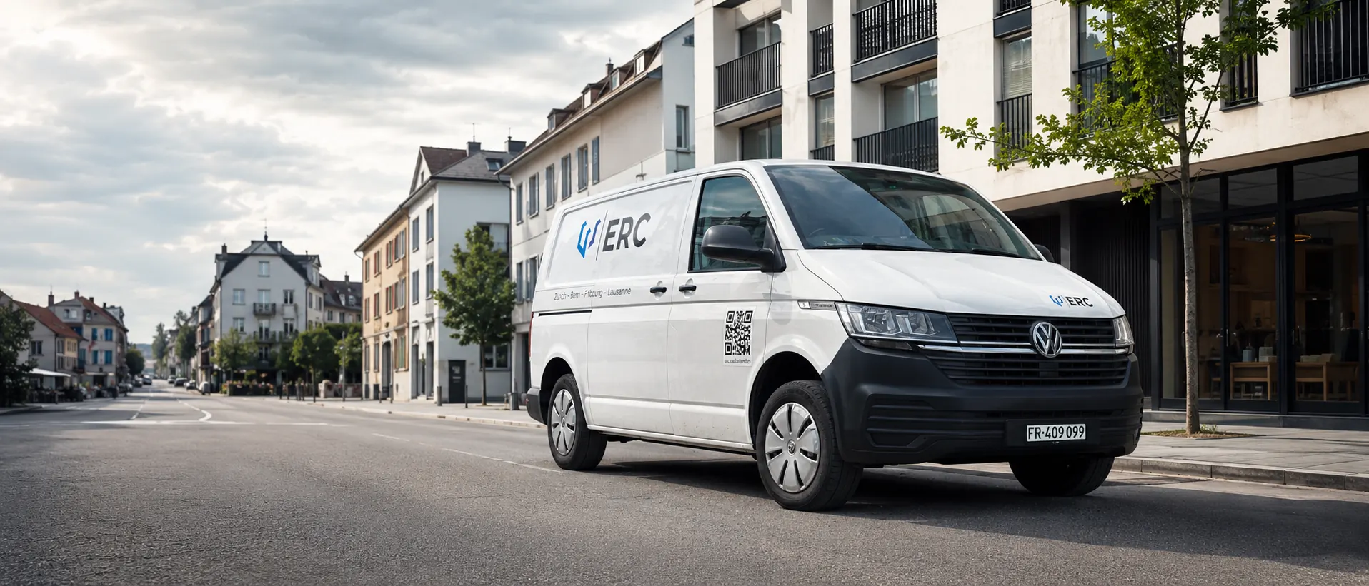 Firmenfahrzeug der ERC GmbH mit Beschriftung an einer Schweizer Ortsdurchfahrt
