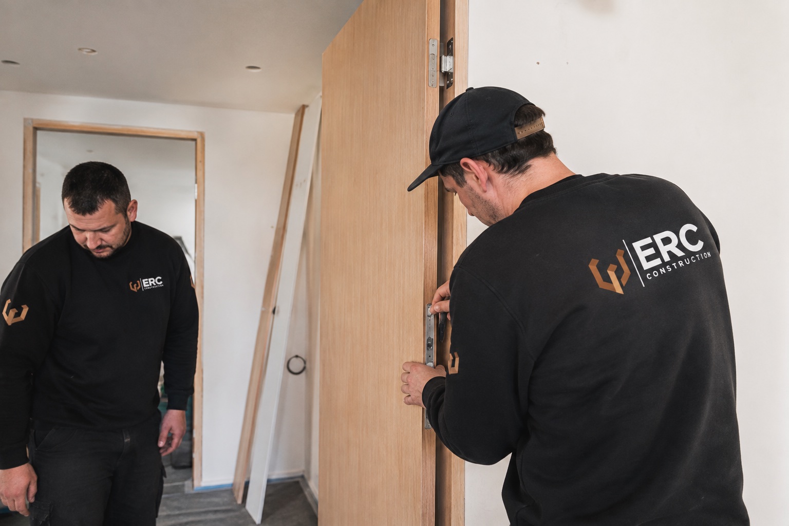 ERC Mitarbeitende beim Einbau einer Holztür.