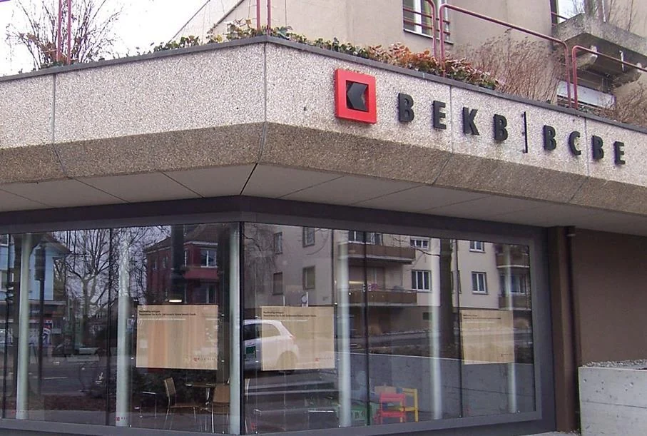 Eingangsbereich der BEKB-Filiale in Wabern