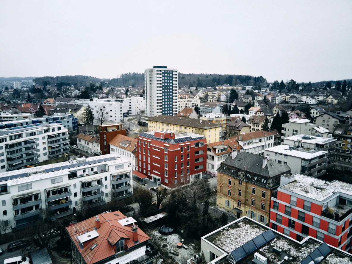 Luftansicht des Mehrfamilienhauses Pianostrasse 51 in Biel-Bienne